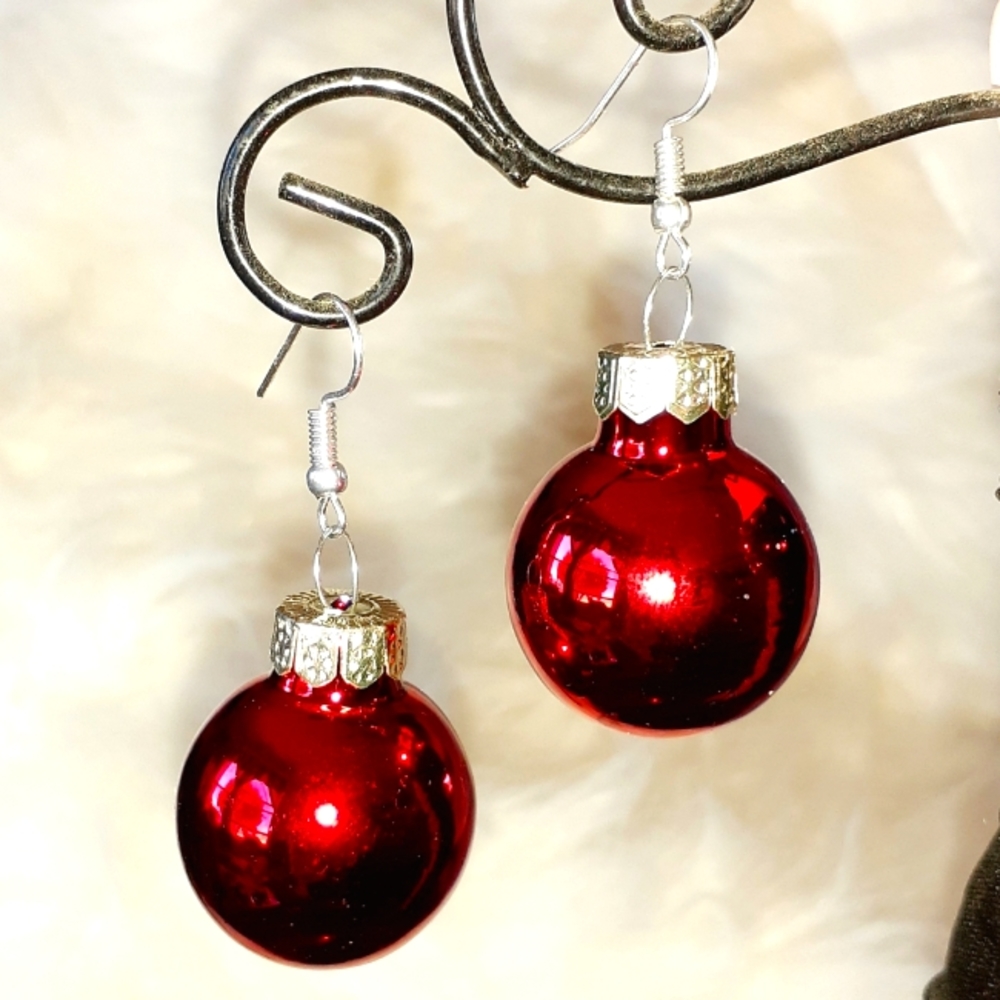 GROOVY GLAM Red Mini Ornament Christmas Earrings - Picture 2 of 3